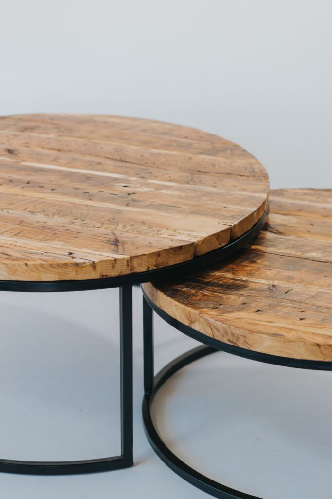 połączenie drewna i metalu, drewniany stół, stolik kawowy